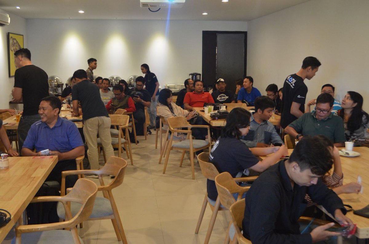 indodax's tweet photo. Dokumentasi Achain 101 Roadshow bersama Vexanium di The Hub Bali. https://t.co/APyTsVvMmn