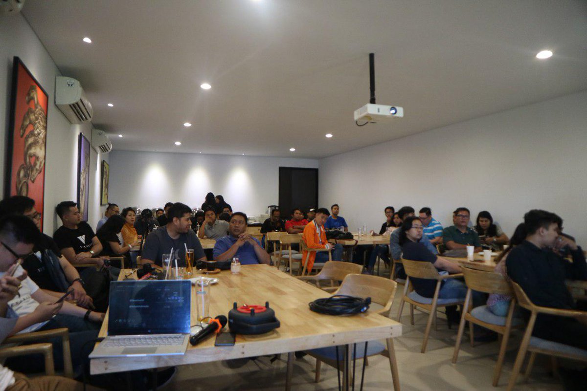 indodax's tweet photo. Dokumentasi Achain 101 Roadshow bersama Vexanium di The Hub Bali. https://t.co/APyTsVvMmn