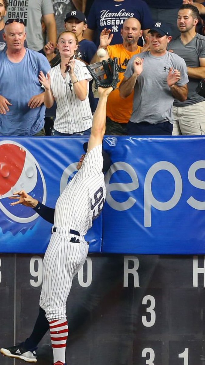 Hack_Zample's tweet photo. New York men love their baseball. Almost as much as their manicures. https://t.co/CBekz94ypz