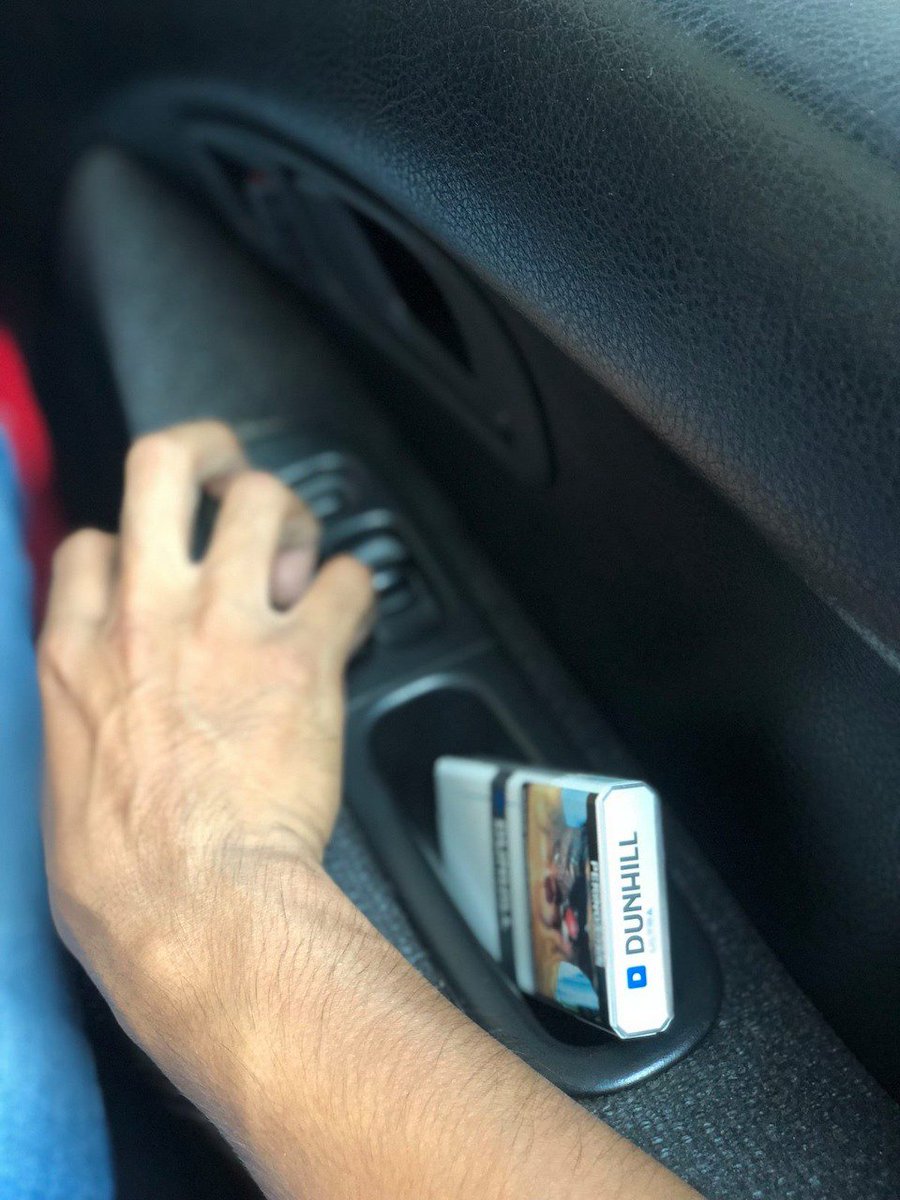 jordaa_n04's tweet image. Untuk perokok wajib nyobain Dunhill Mild Ultra nih. Mobil lo bebas bau rokok, karena bau asepnya nggak nempel di dalam mobil. #UltraLessSMELL #LessSMELLisMore