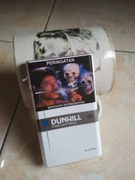 jordaa_n04's tweet image. Percaya nggak percaya, ada lho rokok yang bau asepnya nggak nempel. Lo nongkrong bareng temen lo juga nggak minder. Cobain deh! Dunhill Ultra. #UltraLessSMELL #LessSMELLisMore