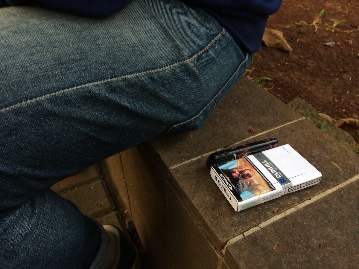 jordaa_n04's tweet image. Kalau ketemu teman tetap pede meskipun belum semprot parfum. Soalnya Dunhill Ultra bau rokoknya nggak nempel lagi di baju. #UltraLessSMELL #LessSMELLisMore