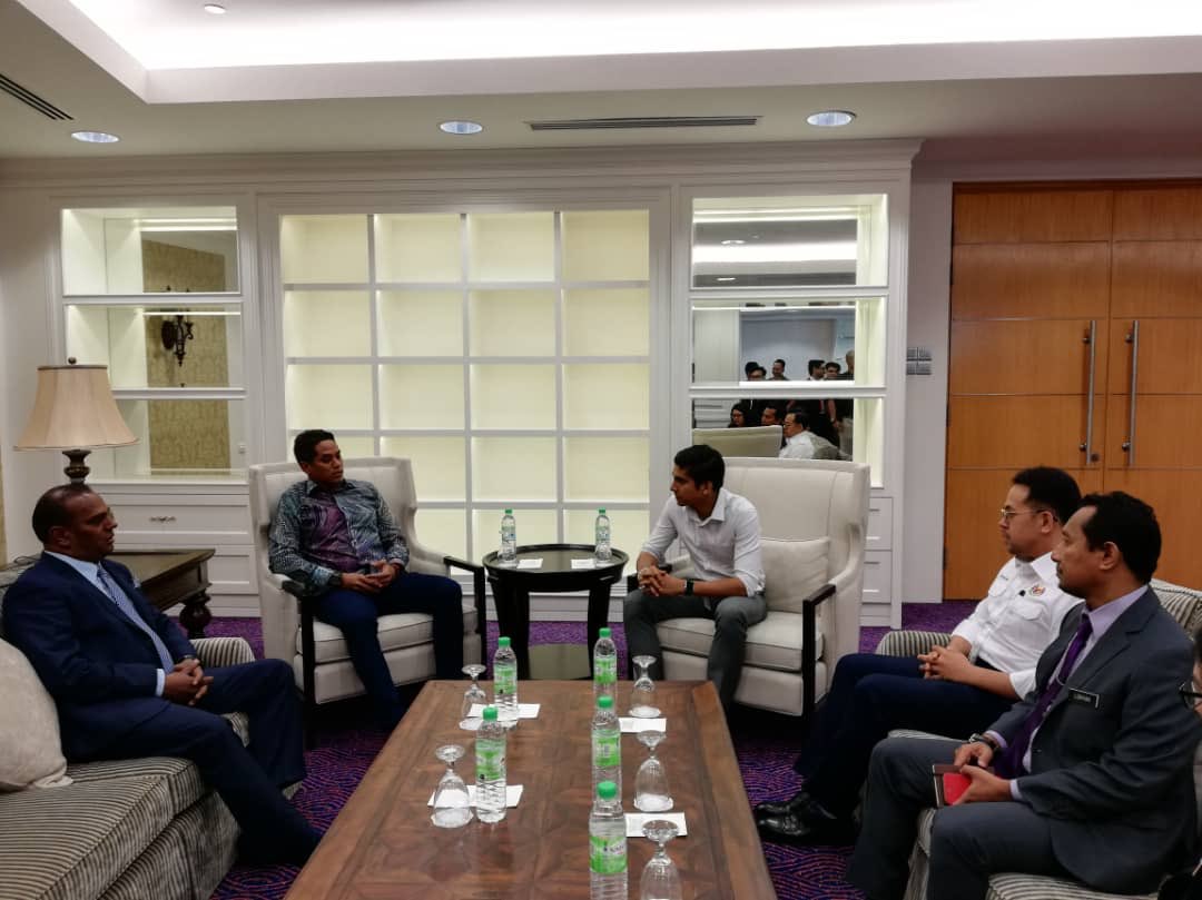 KBSMalaysia's tweet photo. YB @Khairykj turut bersama pada hari ini bagi sesi penyerahan tugas sebagai Menteri Belia dan Sukan kepada YB @SyedSaddiq 

Turut hadir adalah YB @DatukSaravanan yang menyerahkan tugas sebagai Timbalan Menteri Belia dan Sukan kepada YB @scheekeong https://t.co/8vlc9Fetxc