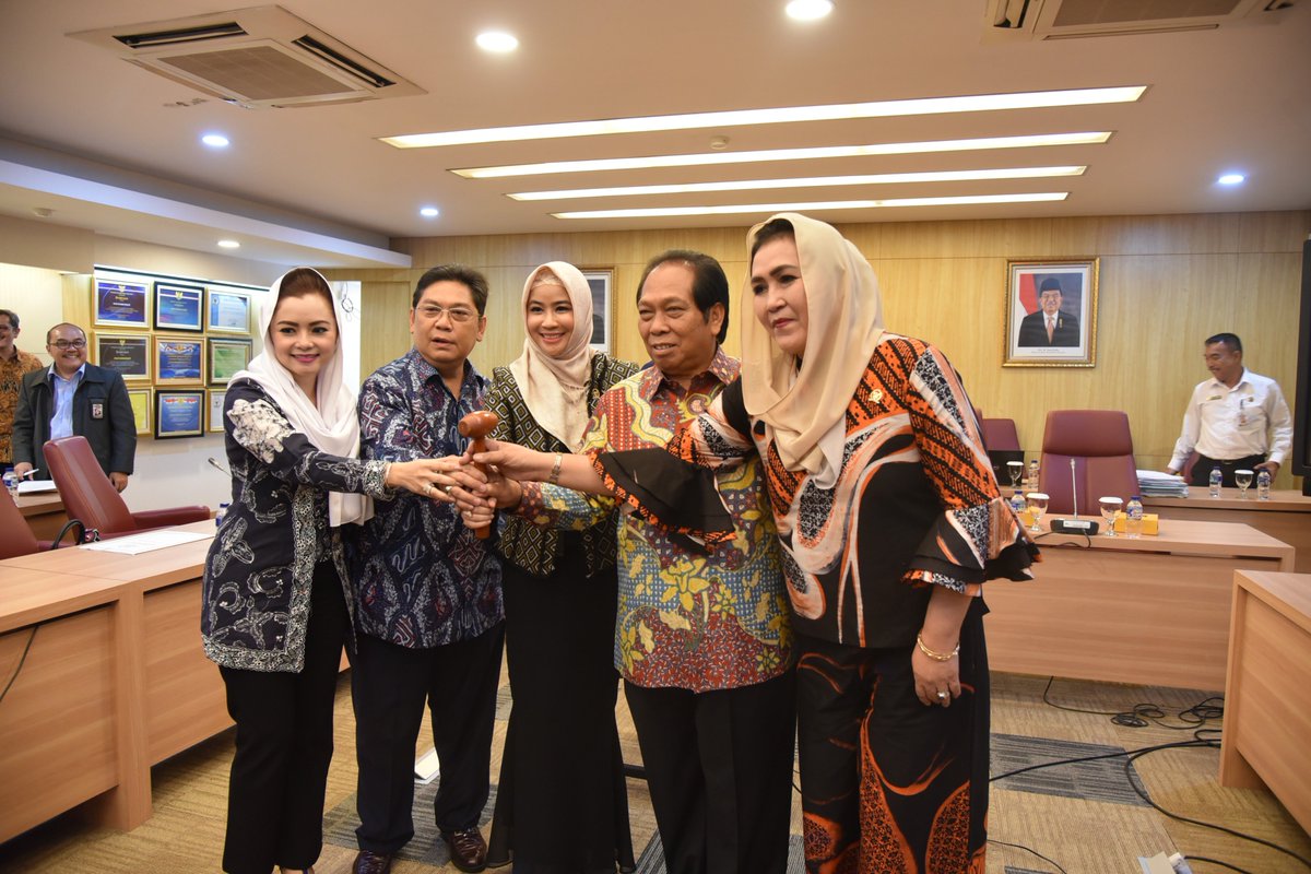 DPR_RI's tweet photo. Wakil Ketua DPR RI Utut Adianto memimpin pergantian dan pelantikan Pimpinan Badan Urusan Rumah Tangga (BURT) DPR RI. Nurhayati Monoarfa menggantikan Hasrul Azwar sebagai Wakil Ketua BURT DPR RI dari Fraksi PPP, Selasa, 3 Juli 2018. #BURTDPR https://t.co/XC2FkRTzXC