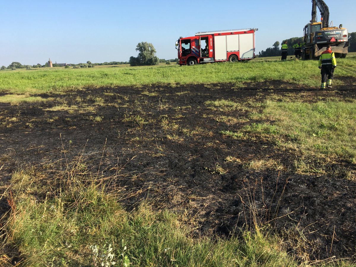 RWS_HH_Rob's tweet photo. Zwerfafval en hooi verbranden is niet verstandig met deze droge omstandigheden. Brandweer blust, RWS ruimt op, zaak nog niet gesloten.... https://t.co/r4Ss6vlkwk