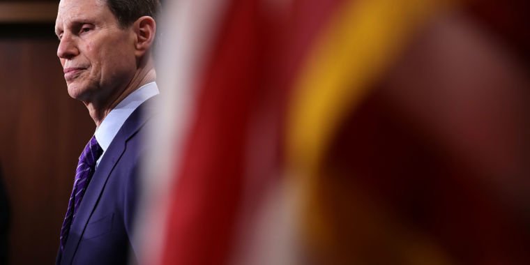 BenjaminHCCarr's tweet image. #Senator #RonWyden  to #FCC: How much do #police #stingrays drain a cell #phone #battery?
"If the Commission does not conduct or require testing, please explain why…"
bit.ly/2KncS3s