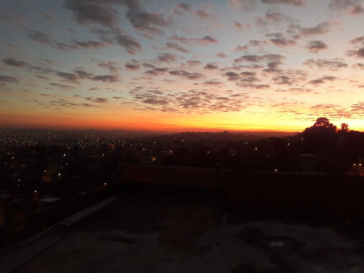Olha esse amanhecer lindo que está a vista da minha janela região noroeste de bh ... 
#bdmg