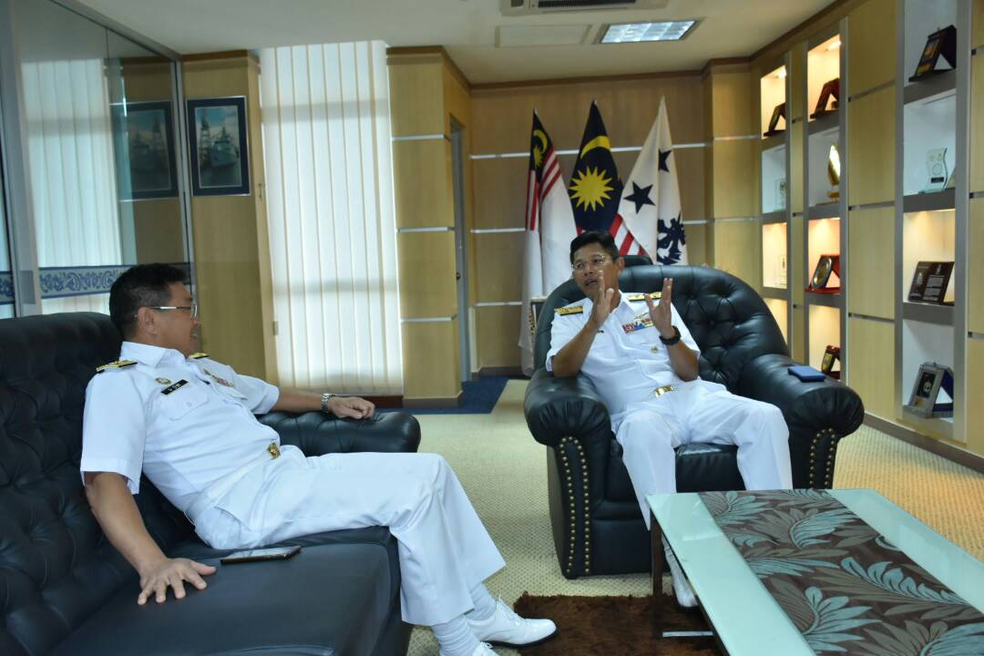 MPA_Timur's tweet photo. Panglima Armada Timur, Laksda Datuk Abdul Rahman Haji Ayob menerima kunjungan hormat Panglima Angkatan Kapal Selam, Laksda Zulhelmy dan Panglima Logistik Timur, Laksma Ir Ow di pejabat beliau petang tadi. #Kebanggaan @tldm_rasmi @mykamarul @ARBA_My @RMN_Subs @kiatbin_ow https://t.co/IqwqGUahsP