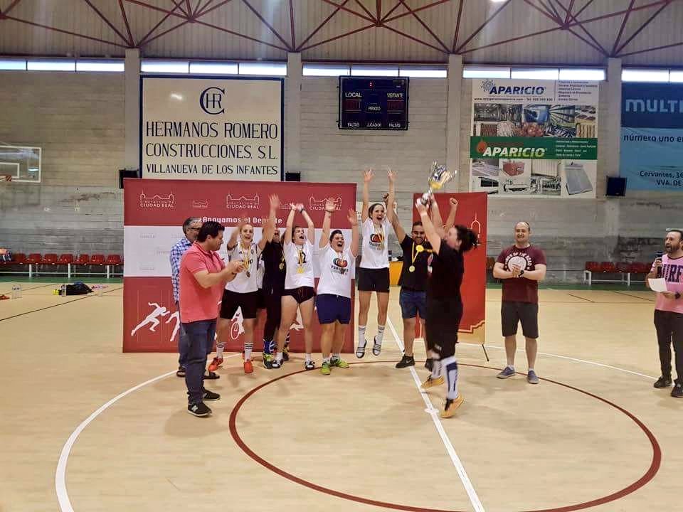 Todo esfuerzo tiene su recompensa. Campeonas de Liga Diputación de Fútbol Sala Femenino de Ciudad Real. Sois grandes! #CiudadRealFSF #bienequipobien