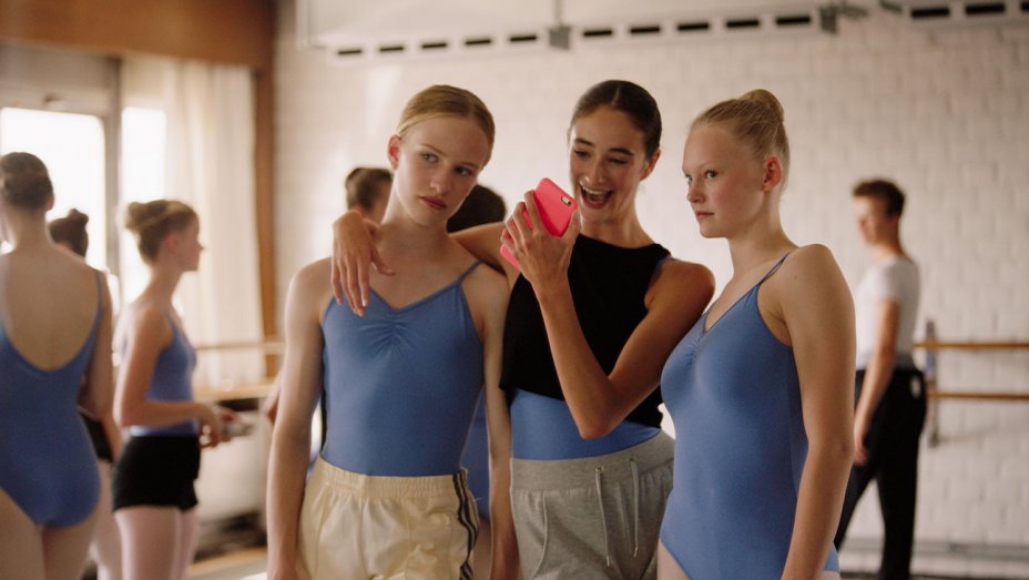 La preselección de 10 películas para el Premio LUX (@luxprize) del Parlamento Europeo incluye el documental español ‘The Silence of Others’, codirigido por Almudena Carracedo.
La lista pone el acento en mujeres directoras y cineastas debutantes: bit.ly/2Ni6ZSK