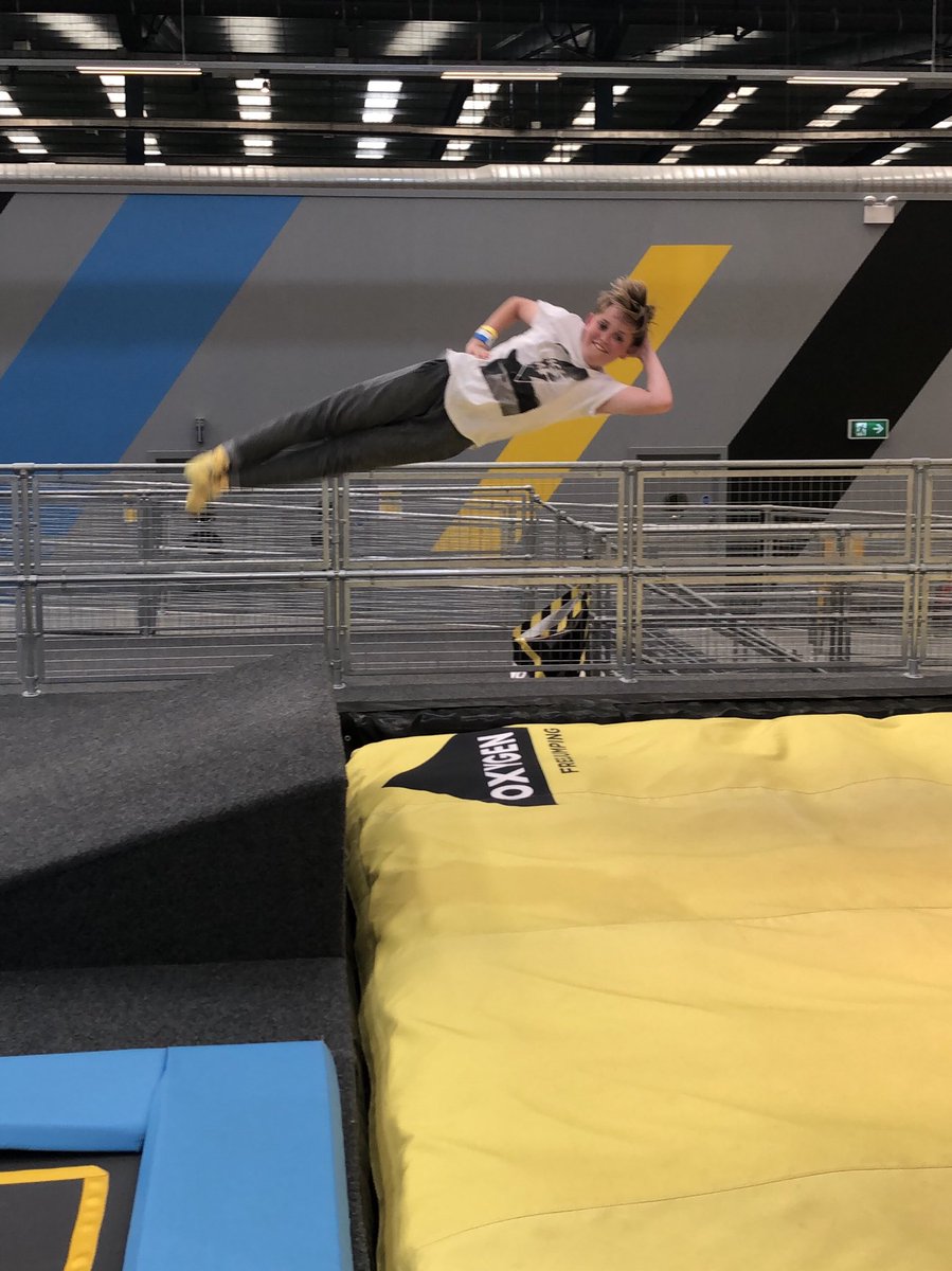 olliew_shredder's tweet photo. Just laying it down at @oxygenfreejump this weekend. Had a blast and nailed my #backflipping 🙌🏻
👌🏻🏂🇬🇧
#Snowboarding #freestyle https://t.co/qEuJxeNEeq