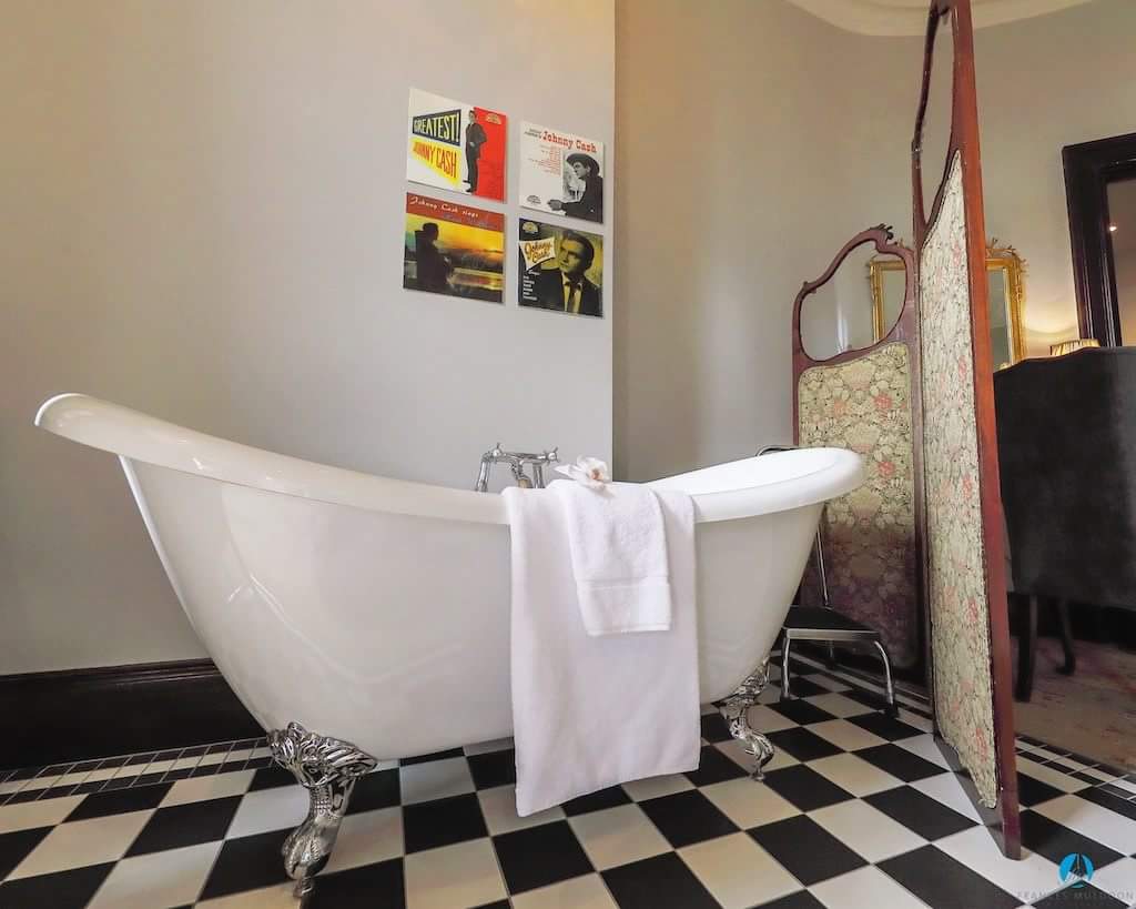 markree's tweet photo. Bedroom profile - Johnny Cash room: This stunning suite includes a beautifully comfortable bed, a Victorian style free-standing bath and picturesque views of the manicured gardens - what more could you want? #castleroom #castleaccommodation #LoveMarkree https://t.co/WNJQiPBGne
