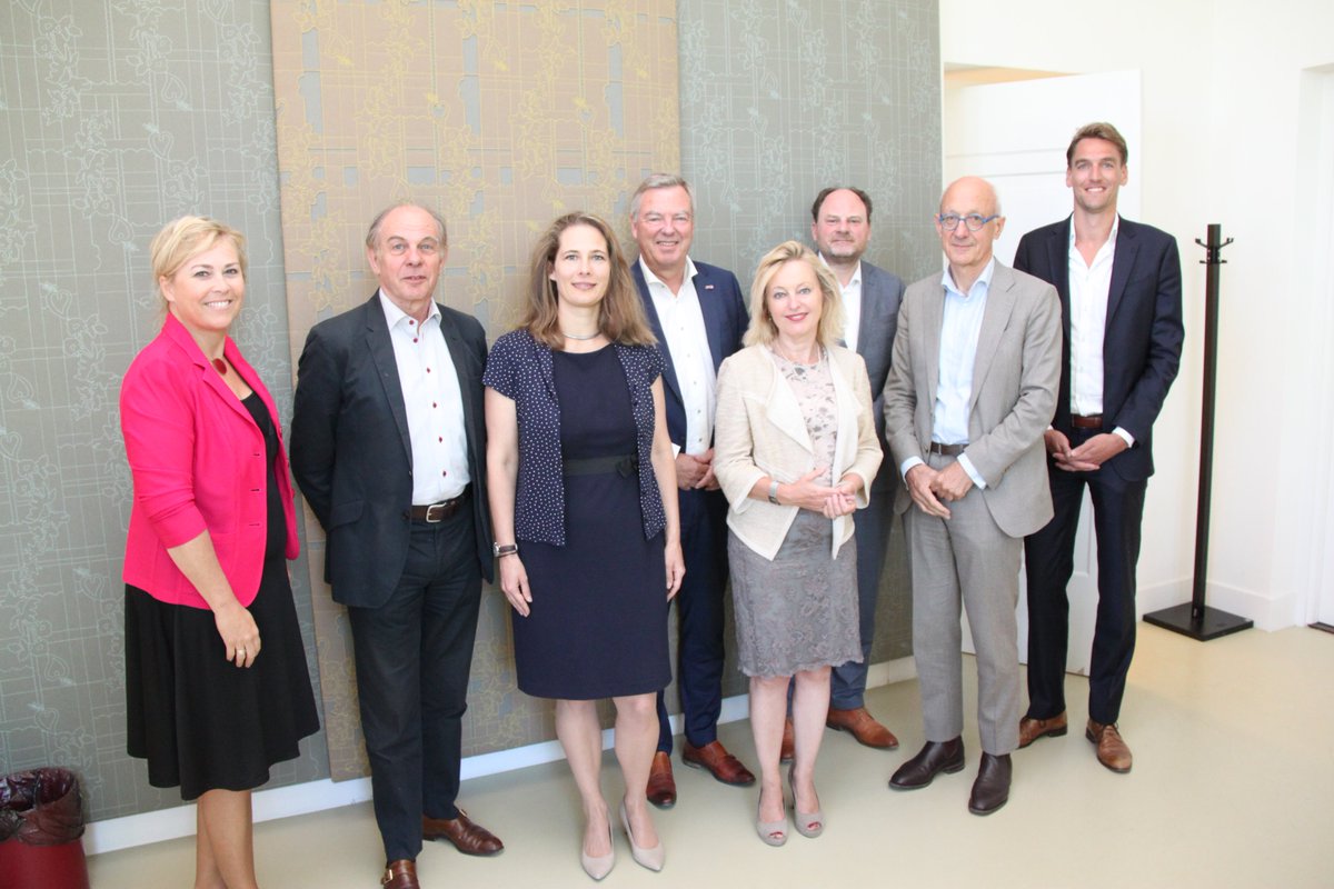 Nuffic's tweet image. Raad van Advies Orange Knowledge Programma voor het eerst bijeen onder leiding van @Jet_Bussemaker #orangeknowledge @NufficGD @freddyweima nuffic.nl/nieuws/nuffic-…