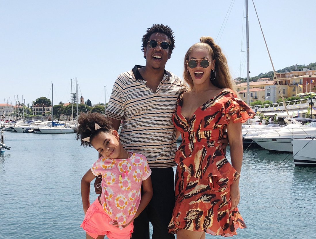 yahoolife's tweet photo. Beyoncé shares rare family photo with Jay-Z and Blue Ivy — but no twins https://t.co/pKbjnh3WBq https://t.co/aCZlkYGCln