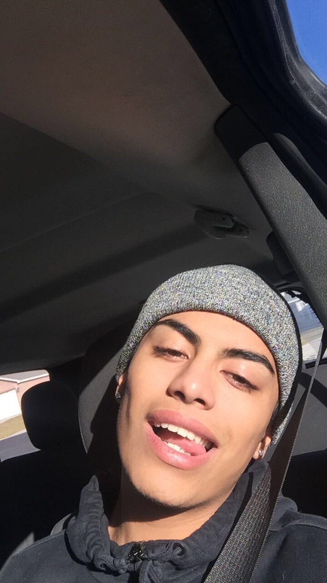 holywuxian's tweet image. wassup?