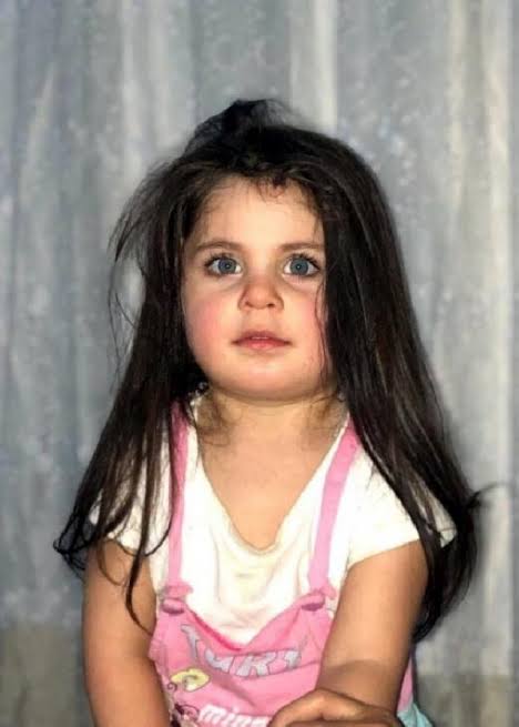 Ey çocuk senin sevincini yarim bırakanların yakasından elimizi çekmeyeceğiz ahirette biz de davacı olacağız. Ey şeytandan bile aşağı olan insan bakmaya kıyamazken sen bir çocuğun gülüşünü yarim bıraktın bin kere lanet olsun bunlarla aynı dünyada yaşadığımıza