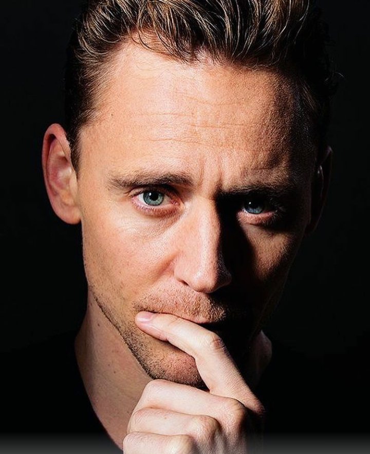 vrdbotdf's tweet photo. I love when he touches his face in pictures. I really like his hands. @twhiddleston don't ever change please. #tomhiddleston #hiddlepost https://t.co/YRXCbdro1M