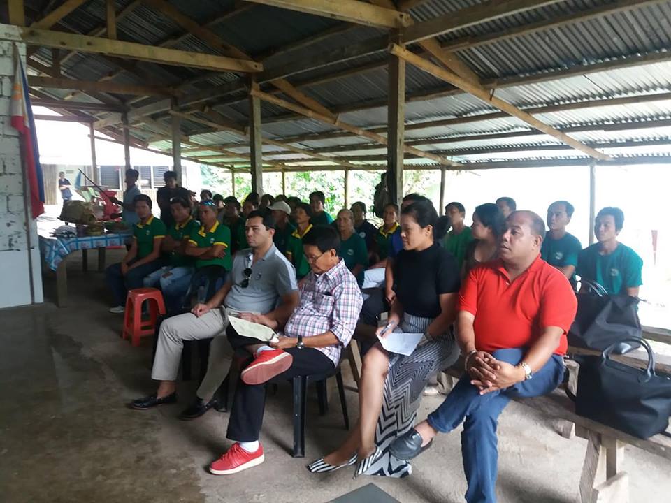 PIA7NegOr's tweet photo. Look:Some 29 coffee growers/members of #Baslay Farmers Association received their certificates of participation from DOT-7 Reg'l Dir. Shahlimar Hofer Tamano after they completed the seven-day seminar on Cultural Community Tour Guiding. @DOTcvisayas | @TourismPHL
#tourism #NegOr https://t.co/w8ky1cDwAG