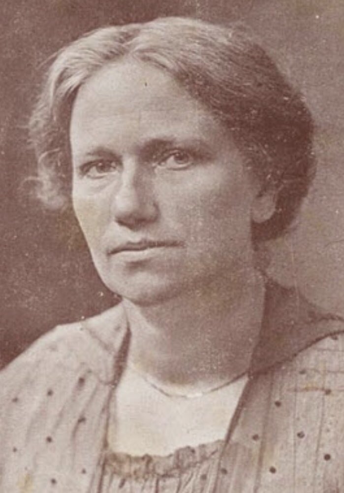 #Vandaag 100 jr geleden, 3 juli 1918, werd 1e vrouw lid vd Staten-Generaal: Suze Groeneweg werd beëdigd als TK-lid namens de SDAP. Half jaar eerder was mogelijk geworden je als vrouw verkiesbaar te stellen. Vanaf 1919 konden vrouwen ook zelf stemmen. <a href="/2eKamertweets/">Tweede Kamer</a> <a href="/EersteKamer/">Eerste Kamer der Staten-Generaal</a>