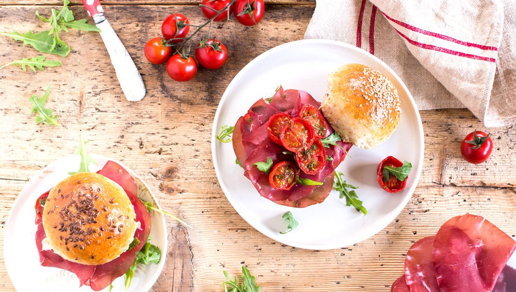 #2luglio -> voglia di cibi freschi, buoni e leggeri:nPANINO GOURMET con bresaola #FratelliBeretta e pomodori, lo trovate su <a href="/iFoodit/">iFood</a> e sul sito Beretta! goo.gl/E1oSuF