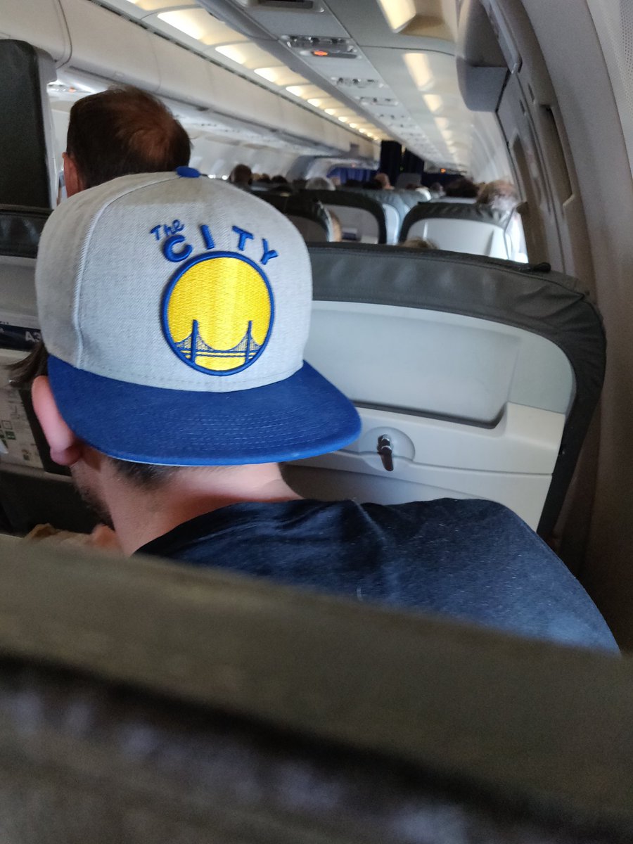 Fendoel's tweet image. Dans l'avion juste derrière @MonsieurBlu . Je n'oserais pas l'aborder... #j2s #thecity #timidité