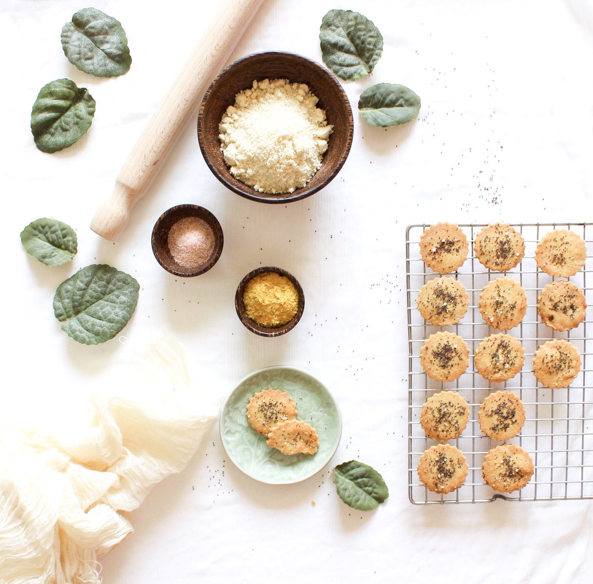 TalkToKarishma's tweet photo. Say Cheeze 🌱
Can’t stop eating these vegan cheeze crackers made with nutritional yeast and almond flour. So darn good. And so darn good for you!
.
.
#VeganAndAmazing #ChefLife #FoodPhotography #FoodStyling #EatCleanGoLean https://t.co/MCQMgE2zpc