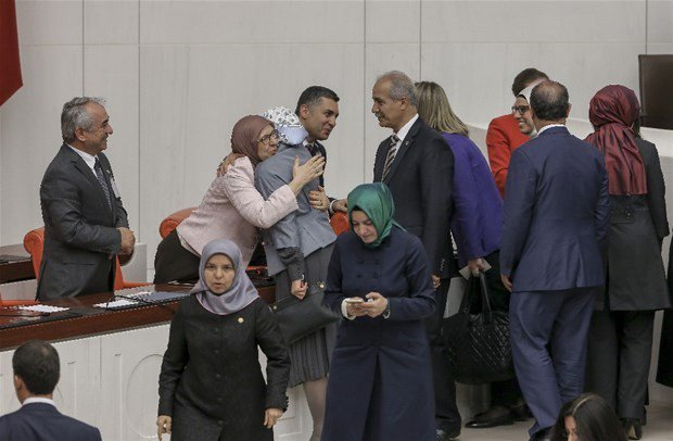 Bu tebrik kuyruğu nedir?
Karaman'da yaşanan çocuk istismarından sorumlu olan bakanın, AKP'nin oyları ile soruşturlmaya yer olmadığı kararının tebriğidir.