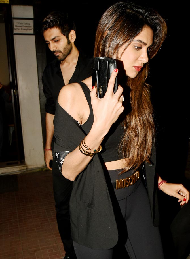 pun_moviesadda's tweet photo. @TheAaryanKartik Aaryan spotted on dinner date with girlfriend
https://t.co/0bVG7jsL8u
#KartikAaryan #DimpleSharma #BollywoodActress #BollywoodNews #BollywoodCelebs https://t.co/AiV5x9Irpe