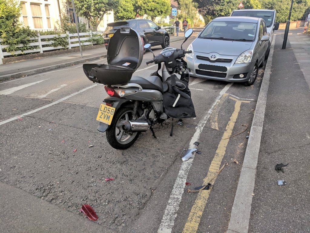 _Kwinter_'s tweet image. Looks like a stolen moped LD58 ZVM. 6:30am, 1 person in a flourecent green helmet hitting the bike. Rode off off on the back of another moped, driver wearing black helmet. Top of Parkwood Rd. Wimbledon.