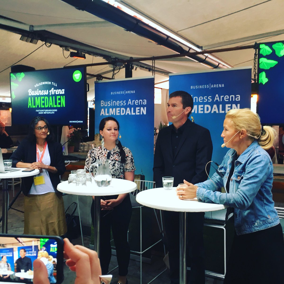 Är #träbyggandet på frammarsch? Ja, men man kan vara flexibel och blanda material efter ändamål och behov, menar panelen: Victoria Kalén <a href="/wspglobal/">WSP Global ltd.</a> Harald Gamrell @liljewall_arkitekter och Susanne Rudenstam @trabyggnad . Moderator Linda Camara <a href="/tengbom/">Tengbom</a> #businessarena #almedalen