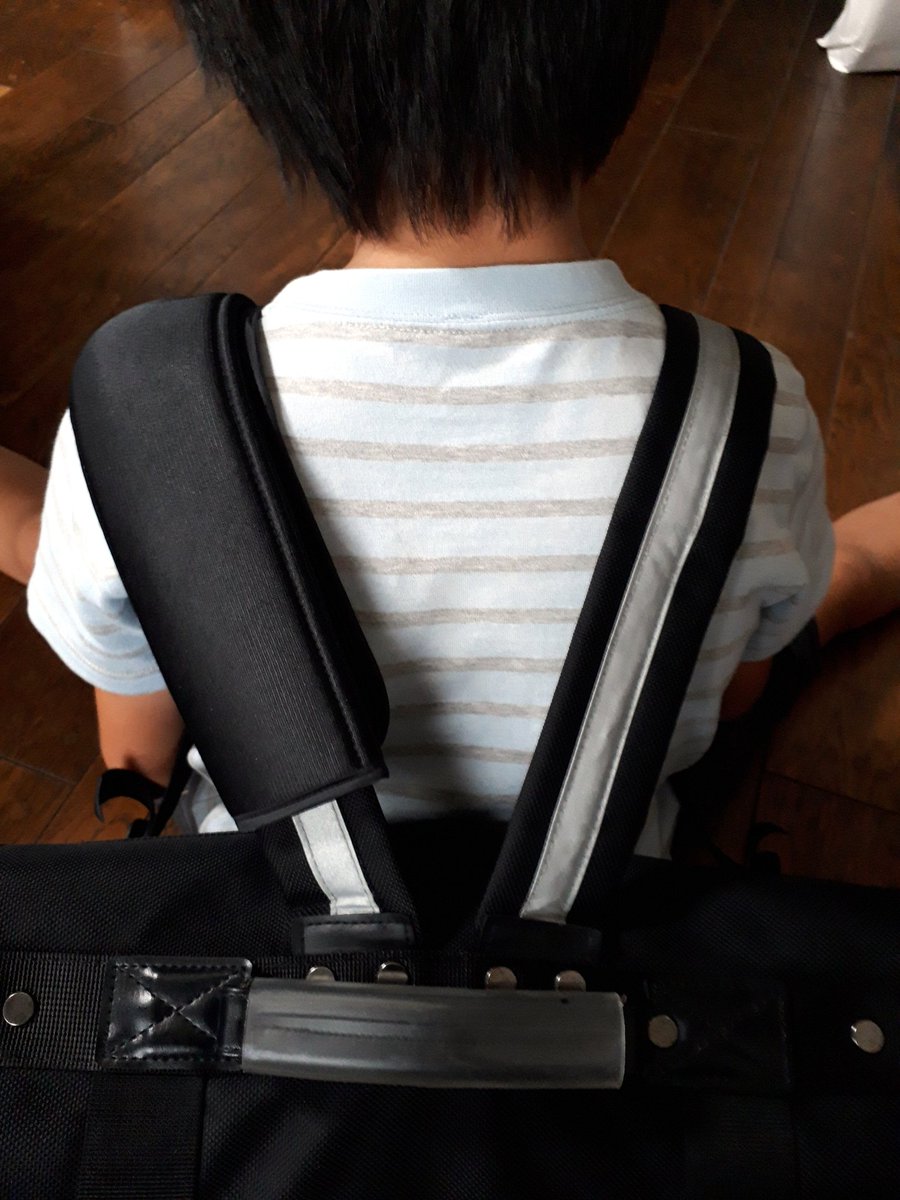Nakamayu 中学生の息子の激重いカバンの肩が当たる所に100均のシートベルトパッドを装着 サイズぴったりだし うわ すごい楽 とのこと もちょっと緩衝材入れたり ズレないよう工夫したり反射板貼ったりする予定