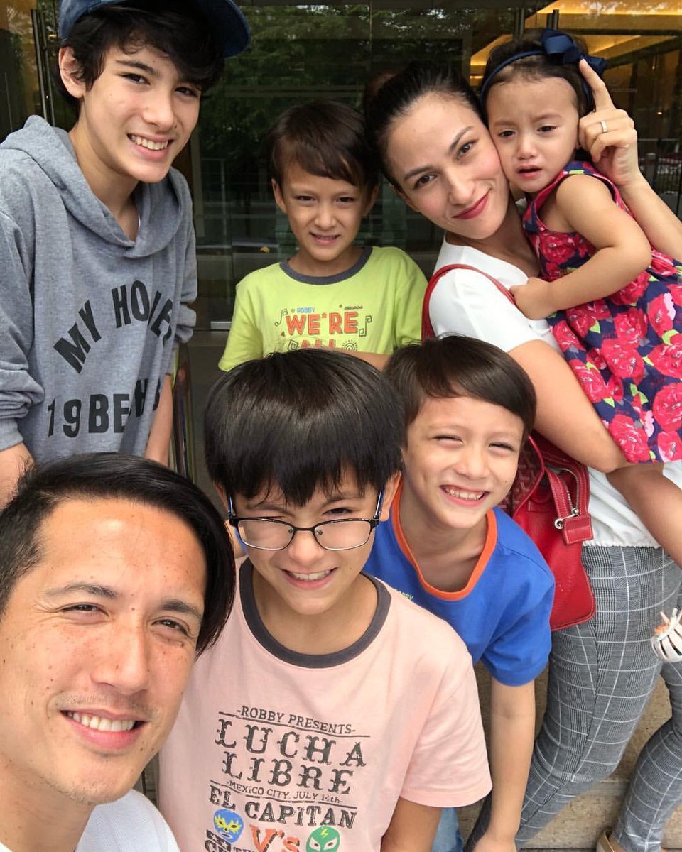 myrobbyrabbit's tweet photo. Family is our infinite source of energy!⚡️⚡️⚡️Who else can’t wait to go home and hug their loves right now!? 💃 📸: giansotto #robbyrabbit #RRApparel #celebritypicks https://t.co/whLxryoCEp
