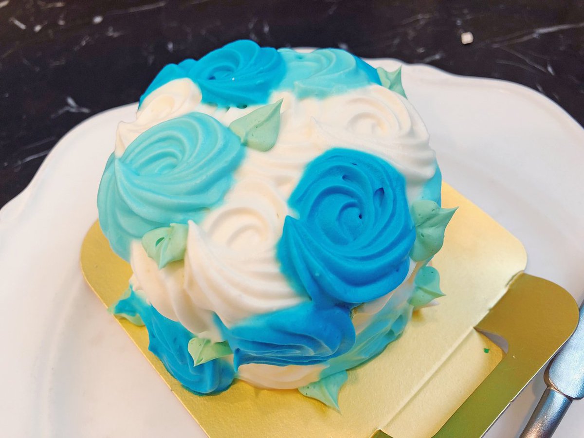唯一無二の絶品グルメ むにぐるめ Twitterissa ドルチェマリリッサ 表参道 青い薔薇をイメージしたショートケーキを食べられるお店 まるでアートの様に美しいケーキで 中にはイチゴが入っています 濃厚なクリームの味わいがたまらない逸品 奇跡