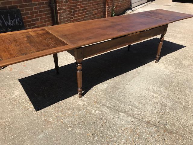 AntiqueTables1's tweet image. Oak extending farmhouse table. Read More: bit.ly/2IS03bO 
#farmhousetable #extendingtable #antiqueoakfurniture #antiquetable