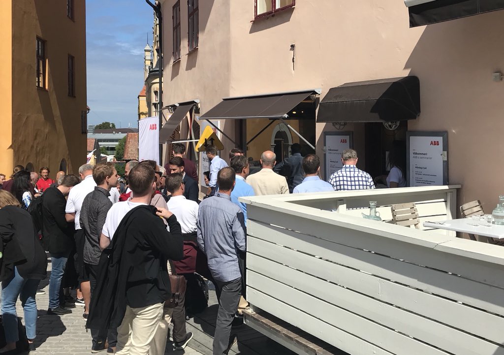 a_westman's tweet photo. Fullsatt och kö till @ABBSverige seminarium om #emobility #hållbaratransporter #almedalen #almedalen2018 #almedalsveckan https://t.co/Cja6dGf6r5