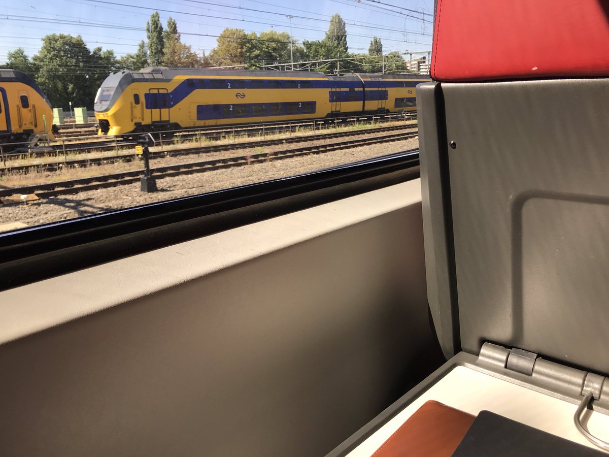 Zonnebril op. Werk en water bij de hand. In 1 blauwgele streep door naar afspraak in #amersfoort 💪#treinleven #flexwerken