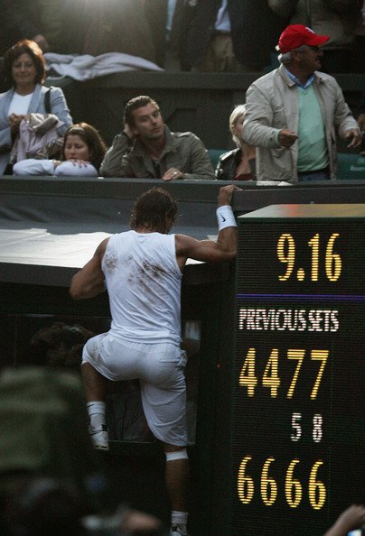 tenista_quemado's tweet photo. En el All England Club se vivió uno de los mejores partidos de la historia, catalogado como "Partido del Siglo", donde #RNadal #ESP derrotó a #RFederer #SUI en un maratónico partido para ganar su primer título de Wimbledon. Fue 64 64 67(5) 67(8) 97 para el español. ¡Terrible! 😮 https://t.co/pwgnOEK4I9