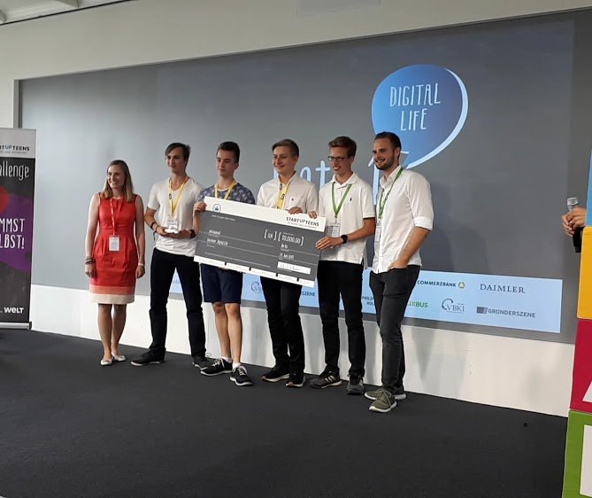 Duesseldorf's tweet image. Glückwunsch an die Schüler des Lessing Berufskollegs!
Mit ihrem #Startup #CodingBrain und ihrer App #Sharezone, dem digitalen Hausaufgaben-, Termin- und Stundenplaner, haben sie den 1. Platz in der Kategorie #DigitalLife beim Businessplan-Wettbewerb der #StartupTeens gewonnen.