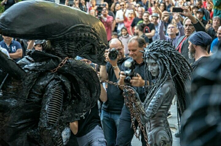 ギーガー美女とエイリアンがお散歩!? スイスのギーガー・ミュージアム