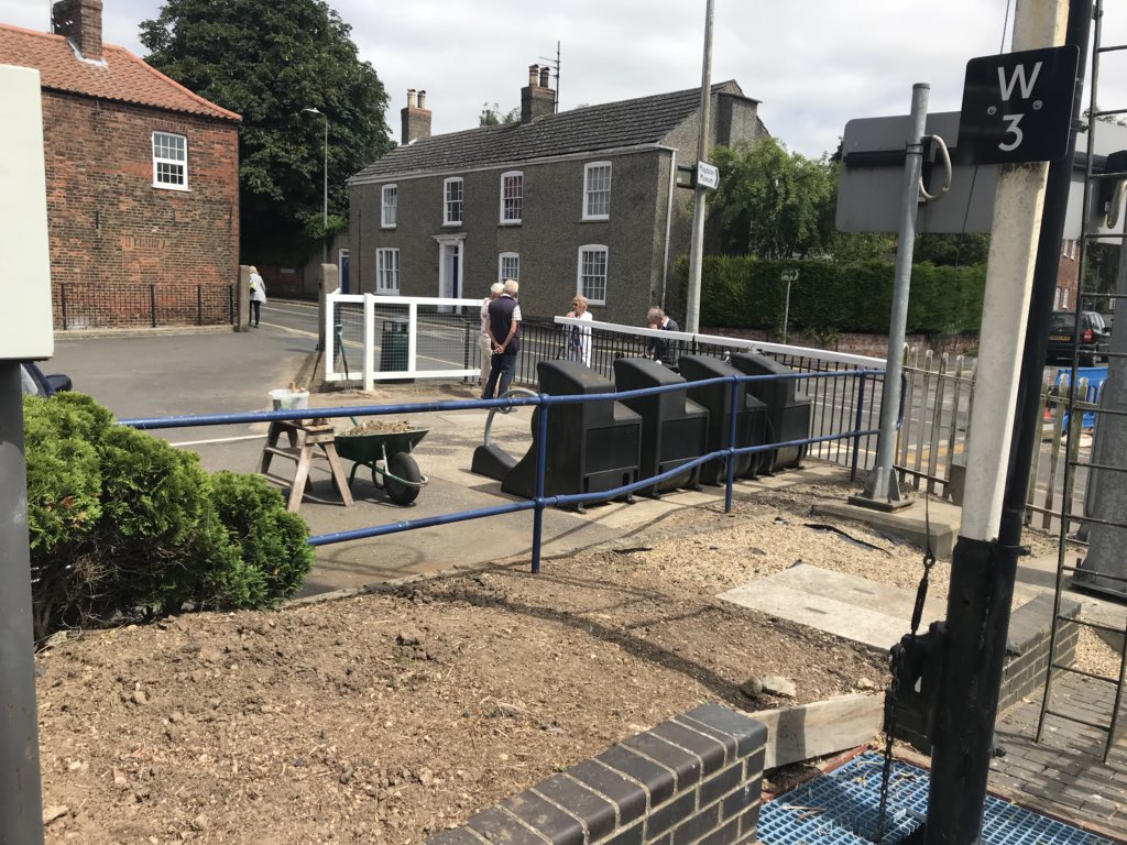 _Dee22_'s tweet photo. A job well done 👍🏼 at #wainfleet huge thanks to @EMTrains #customerelations team, David the #stationadopter (and friends) and @JoAndrews999. Looking forward to seeing the project progress @poacherline https://t.co/swyGlEj0qK