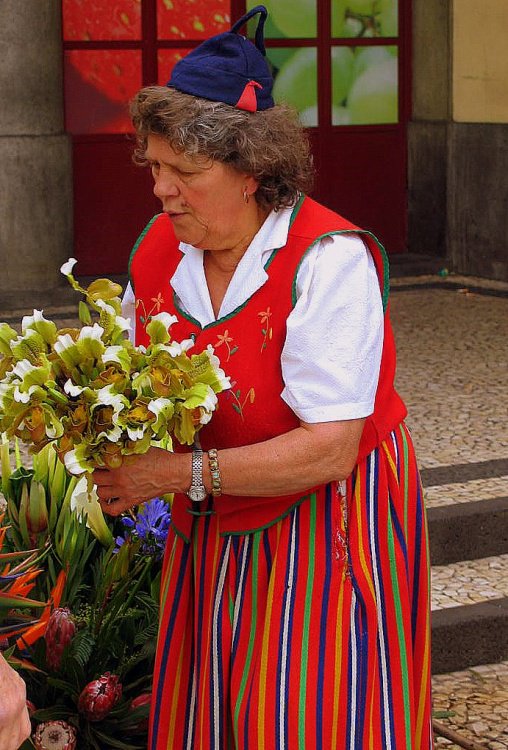 MADEIRAISLAND2's tweet photo. In Mercado dos Lavradores, the flowers are sold by ladies dressed in typical costume. https://t.co/TKZl0jc2Kj