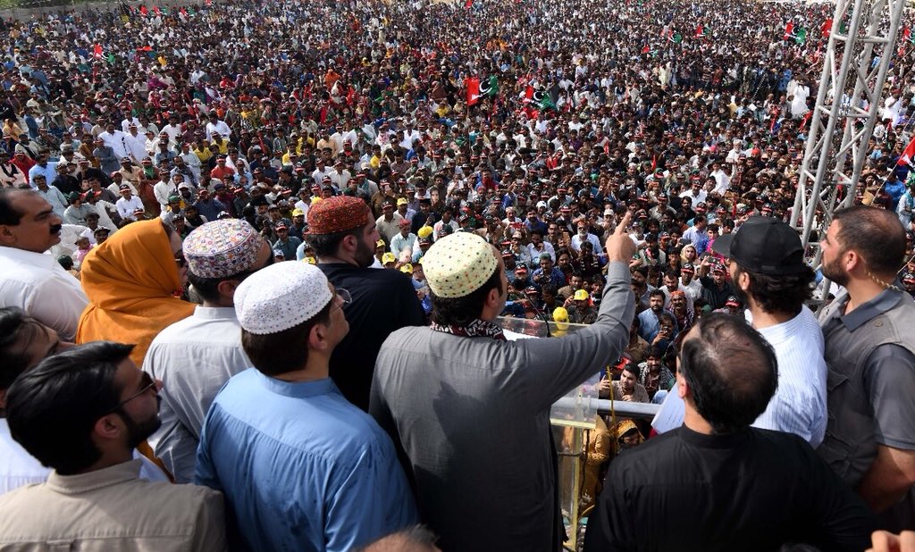 AseefaBZ's tweet photo. Incredible welcome for Chairman  @BBhuttoZardari as he carries his message of a peaceful, prosperous and progressive Pakistan across the country ❤️🖤💚 #Hyderabad #TandoJam #Matiari  #BBteraKaaflaThamaNahin
#PPP https://t.co/2kfc3sNqsf