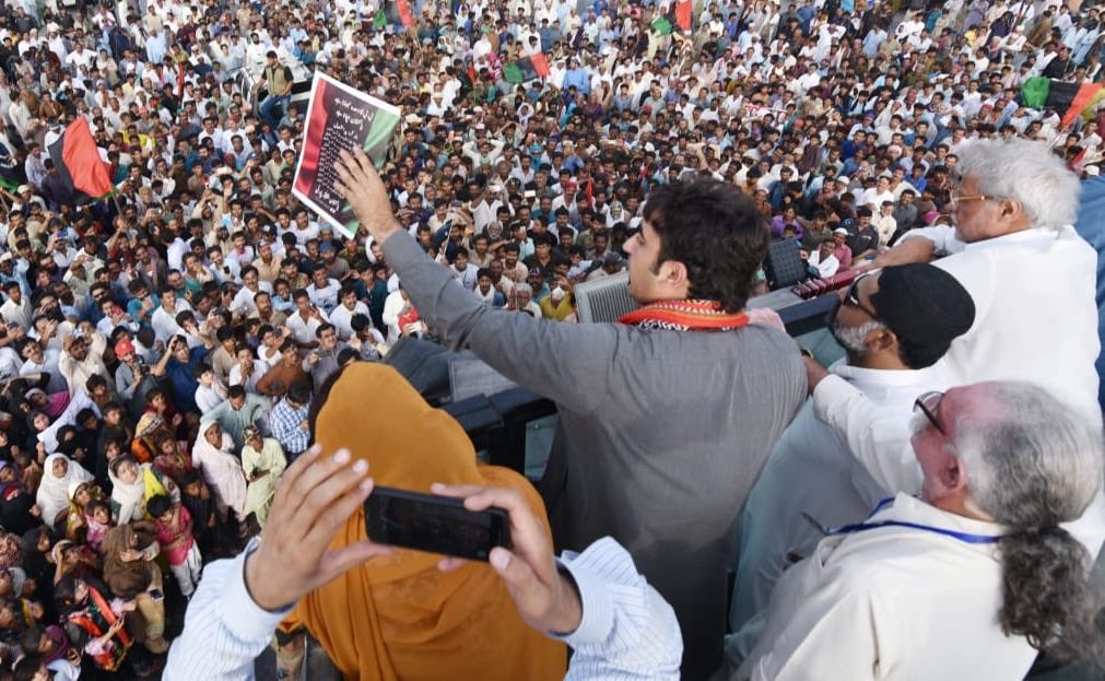 AseefaBZ's tweet photo. Incredible welcome for Chairman  @BBhuttoZardari as he carries his message of a peaceful, prosperous and progressive Pakistan across the country ❤️🖤💚 #Hyderabad #TandoJam #Matiari  #BBteraKaaflaThamaNahin
#PPP https://t.co/2kfc3sNqsf