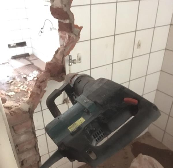 HVBleiswijk's tweet photo. De verbouwing is begonnen! De oude toiletten worden gesloopt en hiervoor komen in de plaats; nieuwe toiletten, miva toilet en een rolstoel toegankelijke entree #toegankelijkesportaccommodatie https://t.co/Nuil7tHeXK