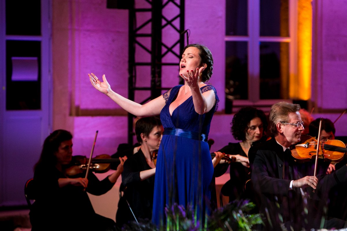 AnciencompteF3's tweet photo. Tenez-vous prêts ! Fauteuils d’orchestre fait son grand retour à l'occasion du festival d'Aix-en-Provence !
Rendez-vous demain soir à 20h55, avec @anne_sinclair ! https://t.co/VtPN2vtFsY