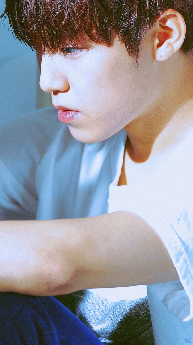 frameforwj's tweet photo. 흰 티셔츠 끝을 살짝 접어 올린 청바지 
부스스하게 젖은 머리 잘생긴 얼굴
어엌..
#박우진 #ParkWooJin #그해여름 https://t.co/y8EDQLsxk1