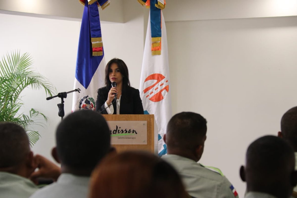 INTRANT_RD's tweet photo. Directora ejecutiva del #INTRANT, @Clafranchesca, ofrece palabras de bienvenida a los agentes @DIGESETT que participan en el taller «Estrategias de control de tránsito basado en evidencia científica: esfuerzos que salvan vidas en carreteras». | #INTRANTEduca. https://t.co/3p6ZZ3QWbh