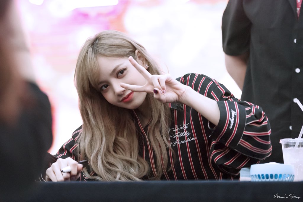 sinman_0209's tweet photo. 180623 고양 팬사인회 #리사 직찍 HD photos
More👉🏾 https://t.co/J1qCBdSoRp
#Blackpink #뚜두뚜두 #Foreveryoung #Really #Seeulater #Ddududdudu #Jisoo #Jennie #Rosé #Lisa #블랙핑크 #지수 #제니 #로제 #리사 #YG https://t.co/QpVRVesJiT