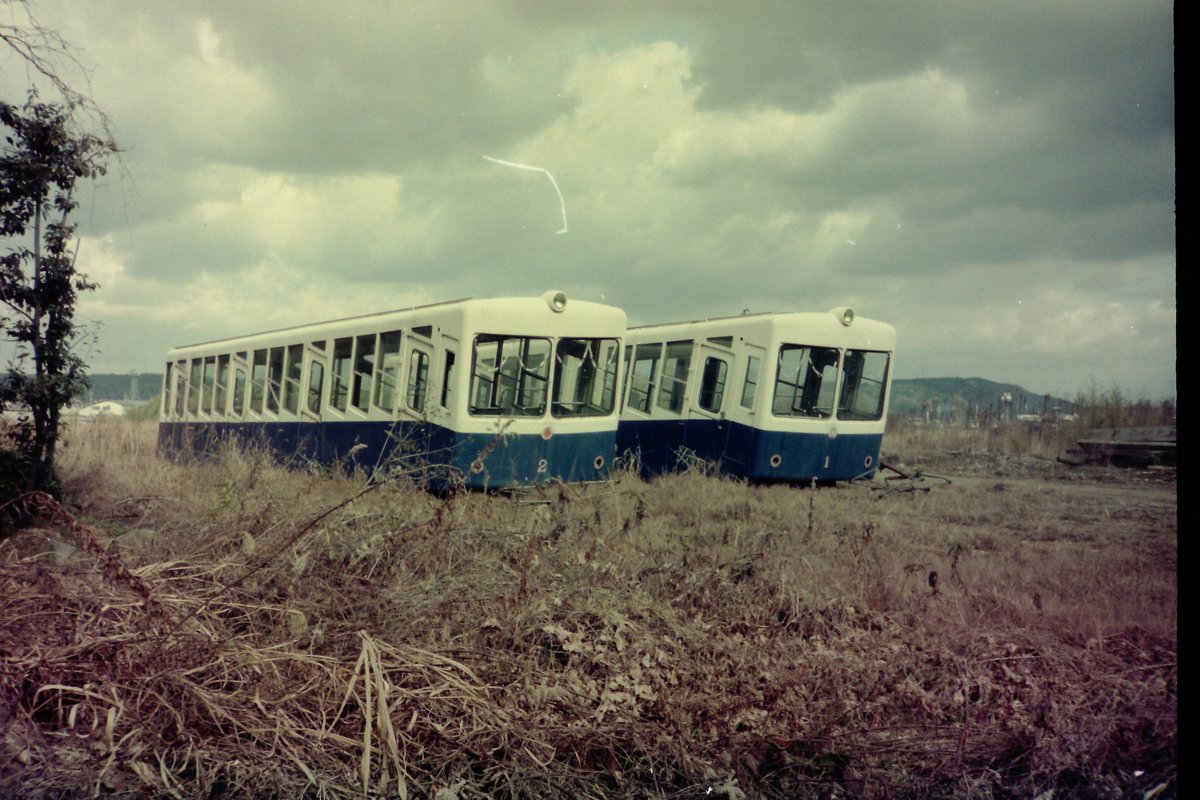 くれもん On Twitter 古い写真より 今は無き二見温泉 和歌山線大和二見駅から貨物線跡を辿ると有った に放置されていた旧近鉄 特急色のケーブルカー廃車体 何処の物か なぜ此処に来たのかなど不明 ネコパブリッシング トワイライトゾーンマニュアル1収録