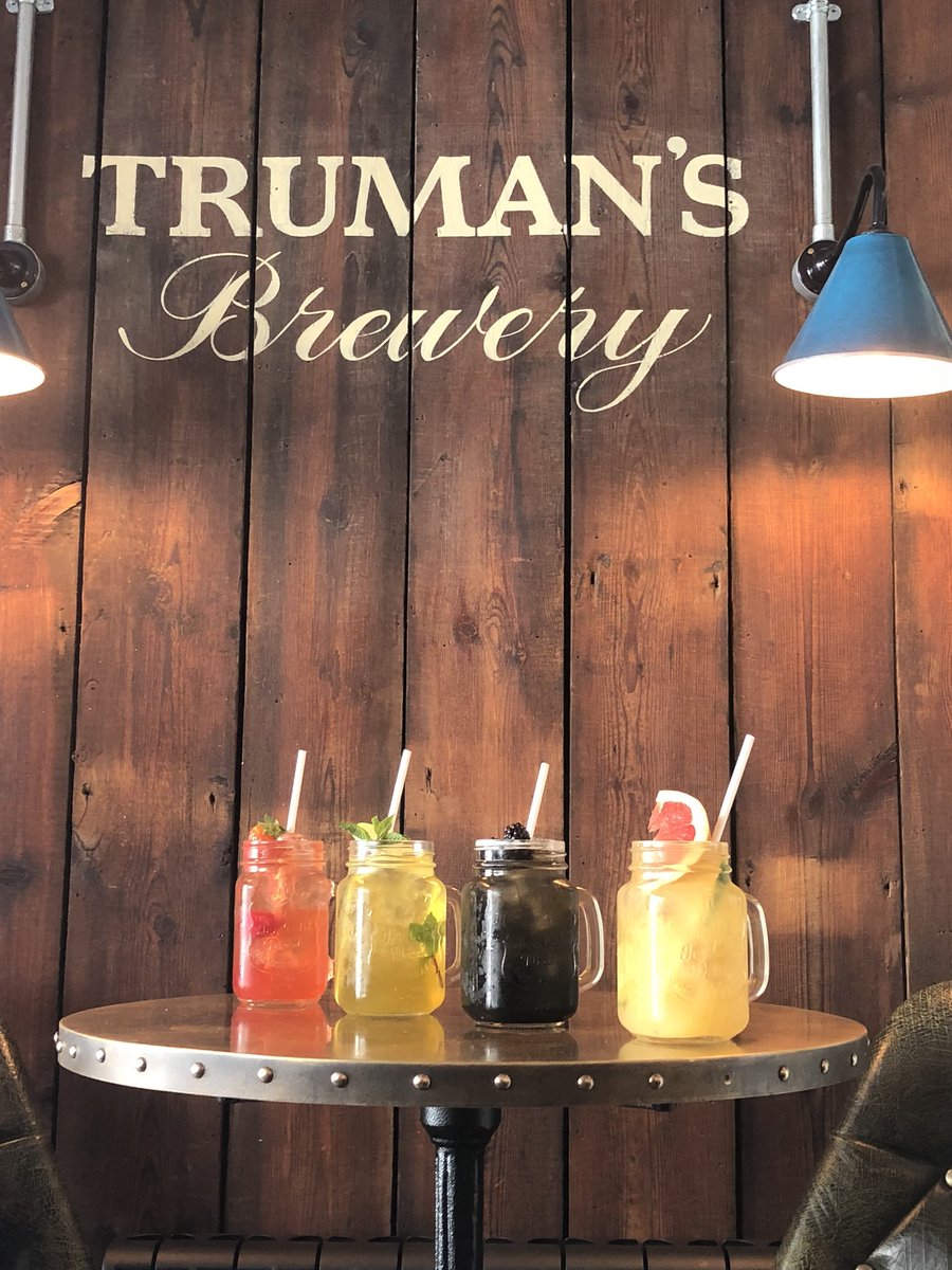 NewmanArms's tweet photo. Stop off @NewmanArms on your way home and enjoy the weather a little longer #iceColdBeer #Punches  @TRUMANSBEER @EnjoyFitzrovia @FoodNewz https://t.co/njVzMcWwrm